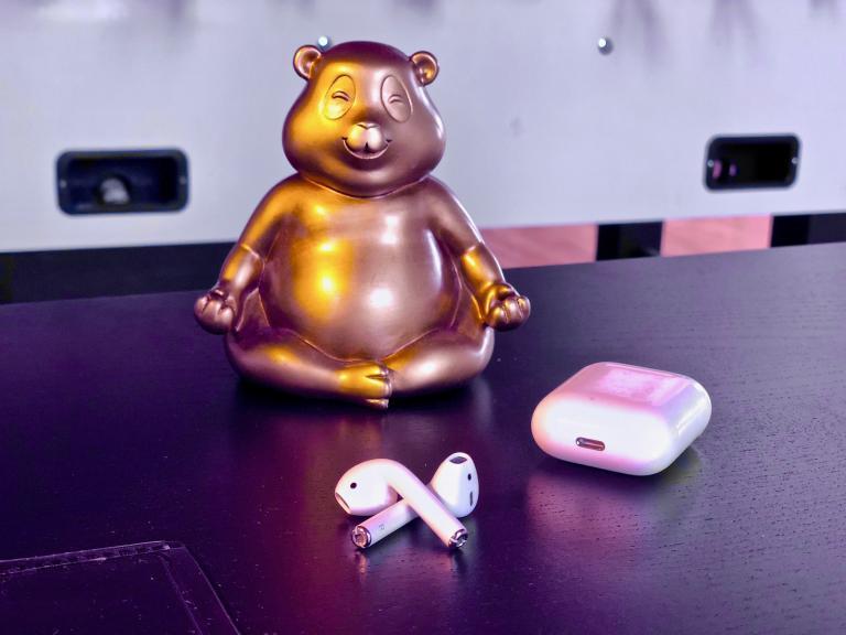 Apple AirPods kabellose Kopfhörer auf Schreibtisch